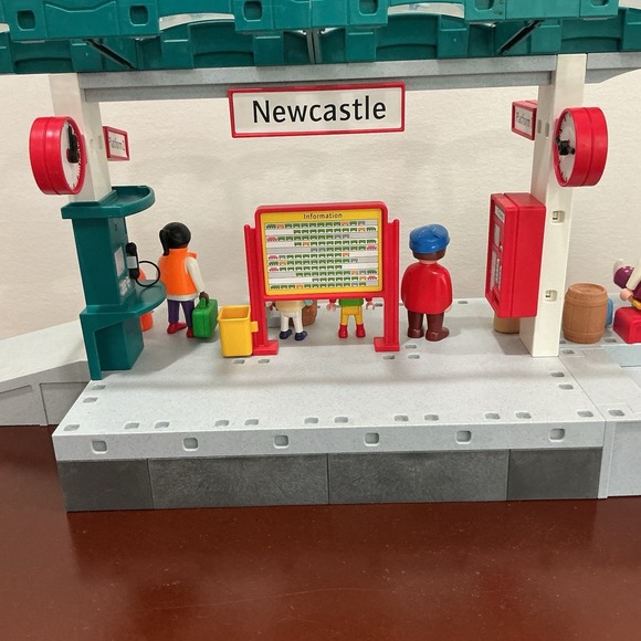 VTG Playmobil 4382 Double Platform Train Station - Newcastle - With Figures - Picture 8 of 9